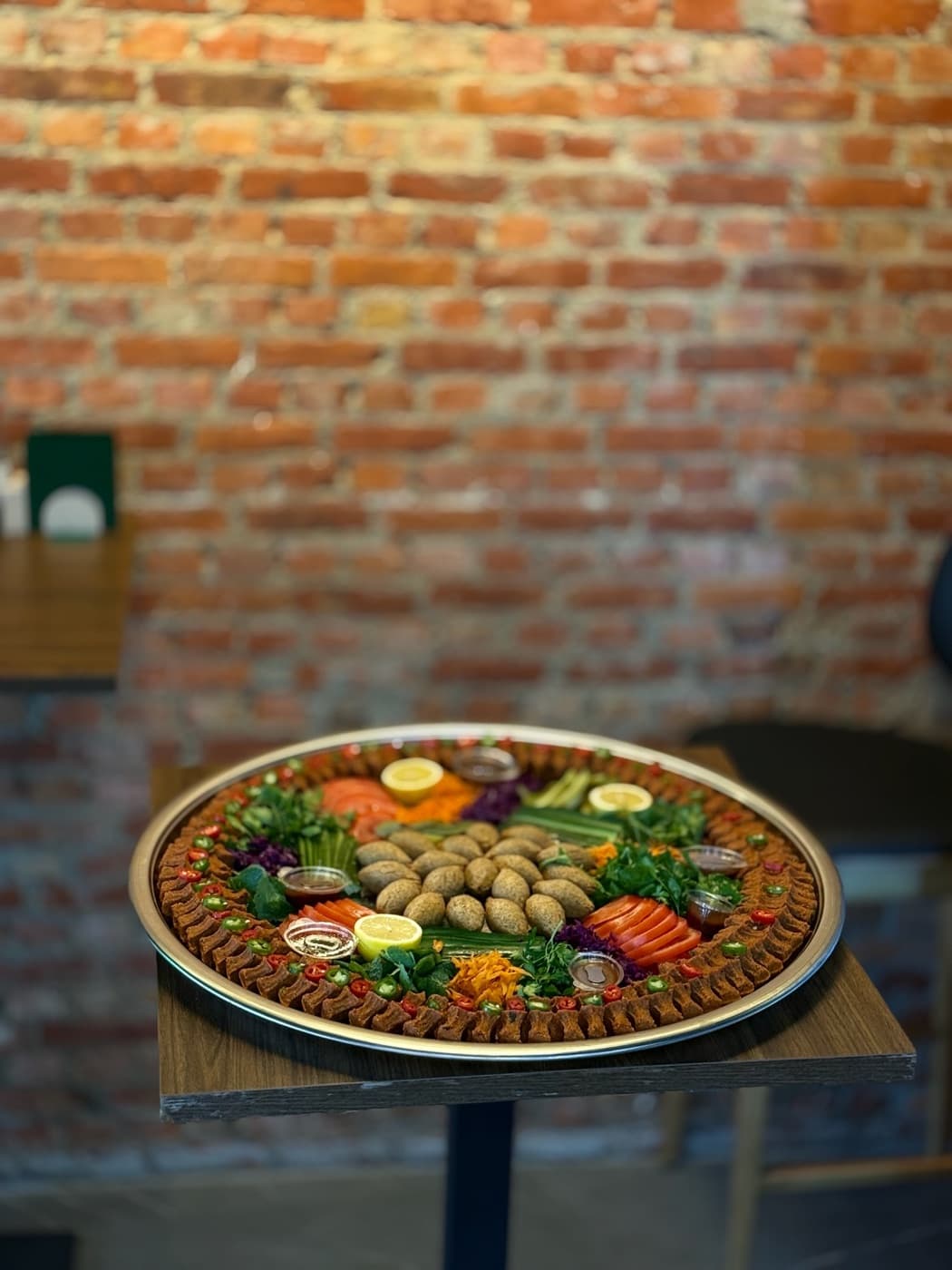 Vers opgemaakte çiğköfte-partyschotel met falafel en verse groenten